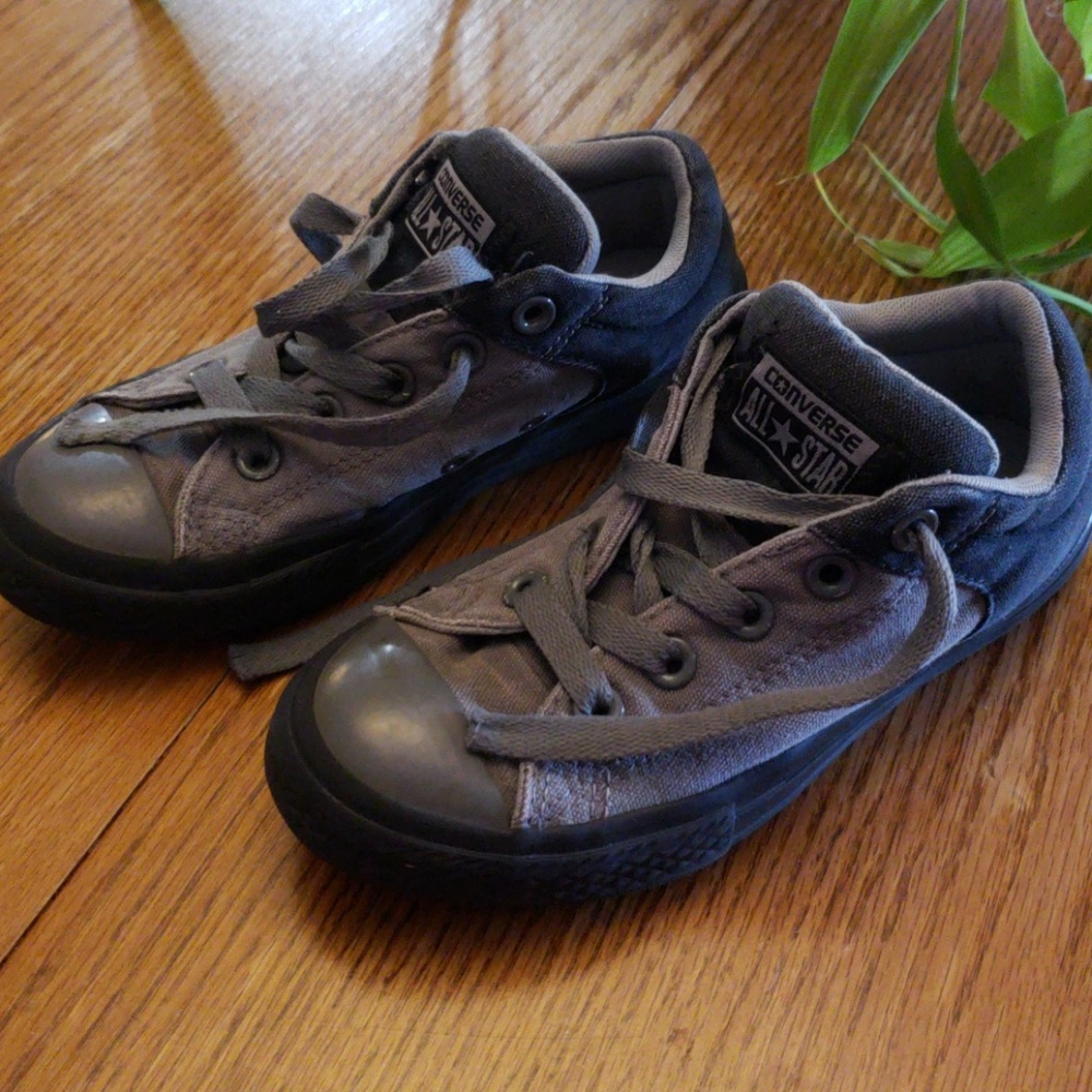 Boys converse